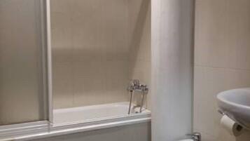 Tina de hidromasaje, regadera tipo lluvia, toallas