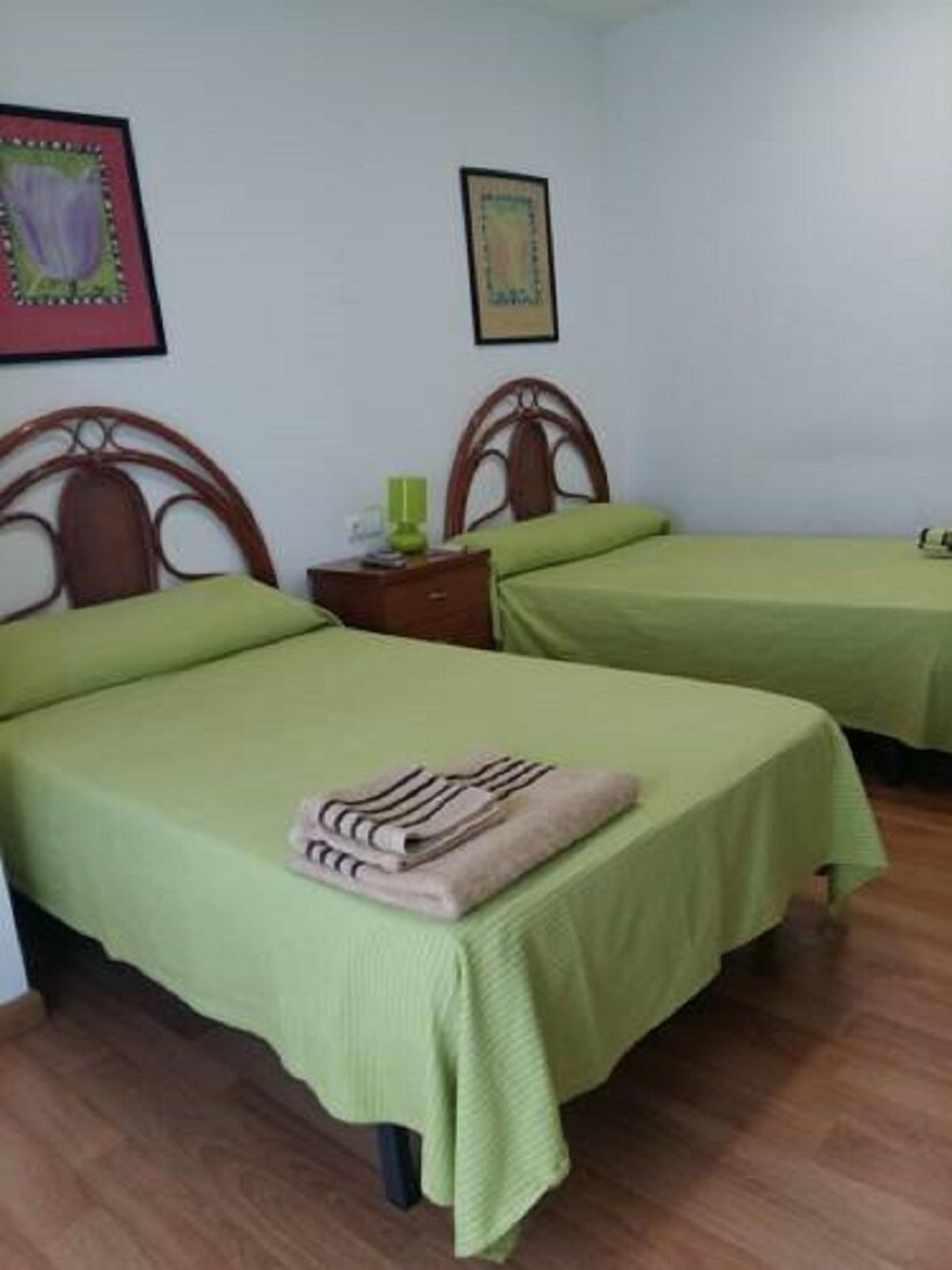 Camas supletorias, wifi gratis, ropa de cama