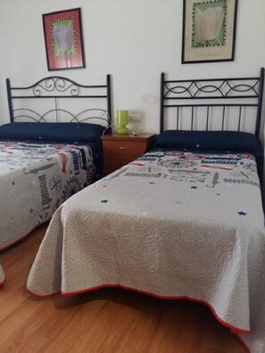 可動式ベッド、WiFi (無料)、ベッドシーツ