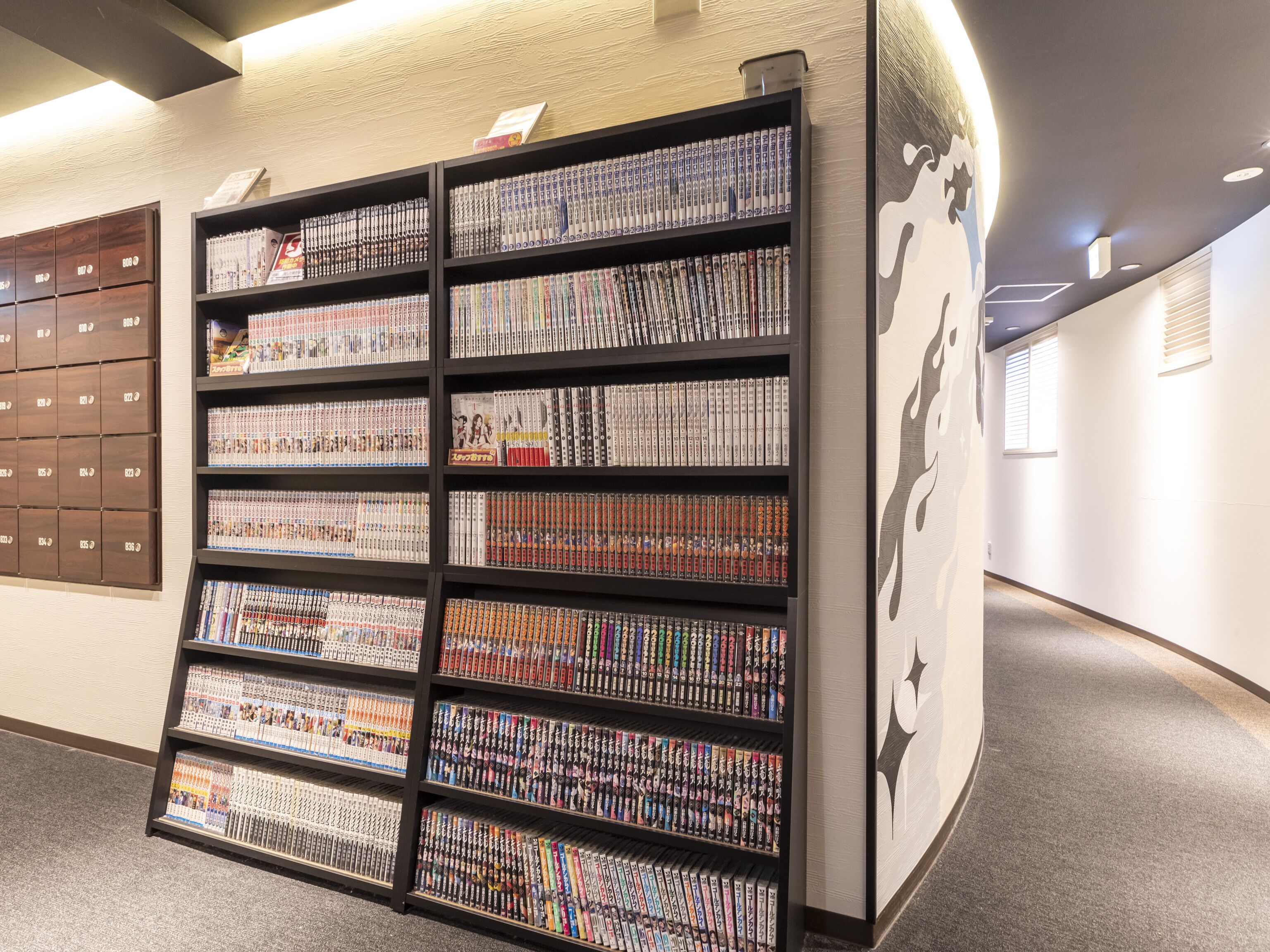 Une bibliothèque dont les étagères sont remplies de livres et de magazines.