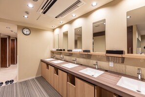 Regadera, amenidades de baño gratuitas, secadora de cabello, pantuflas