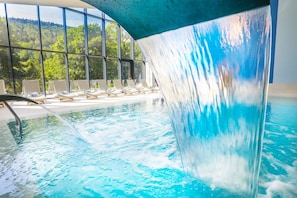 Innenpool, geöffnet von 09:00 Uhr bis 21:00 Uhr, Liegestühle