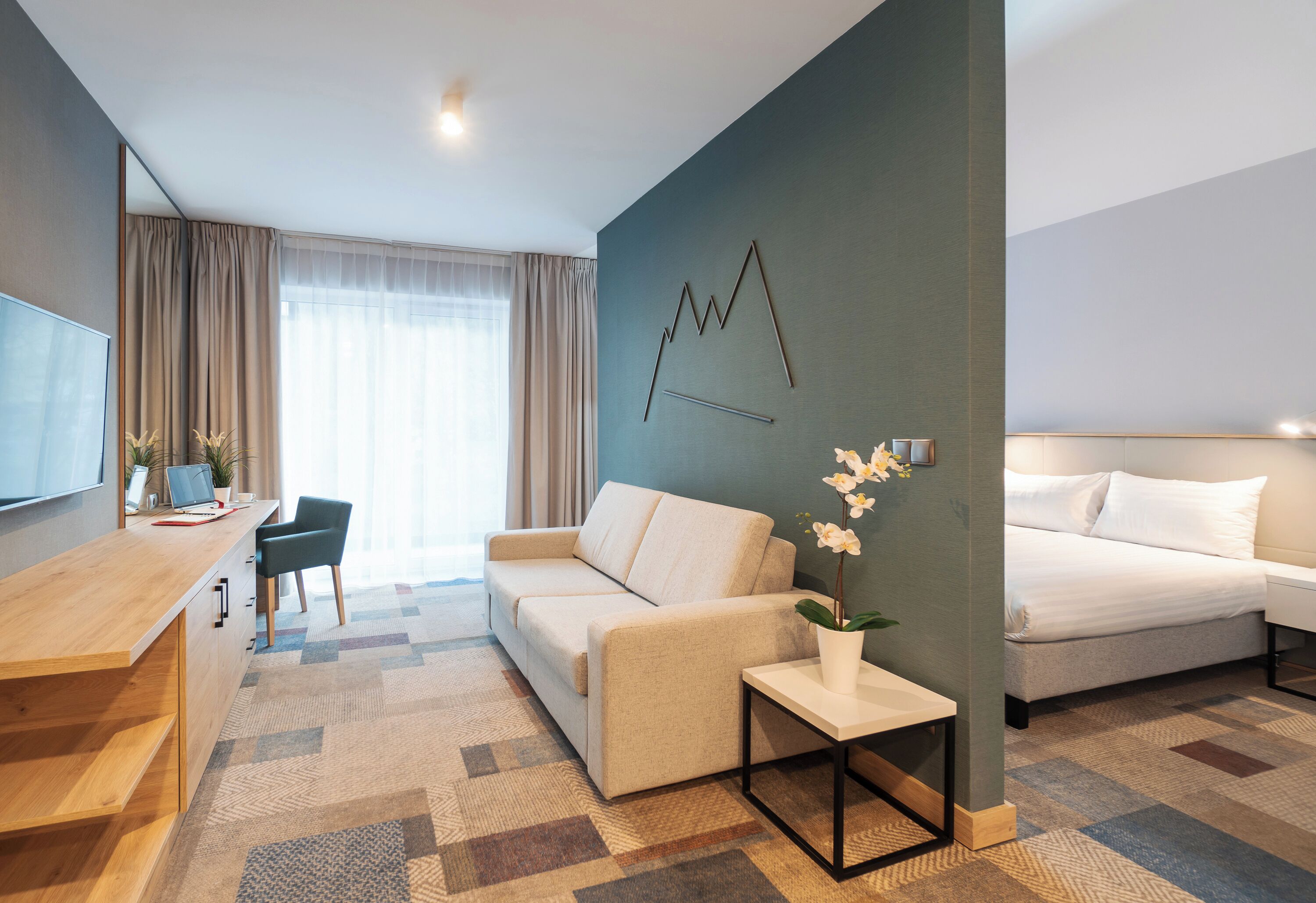 Junior Suite Premium | 高档床上用品、办公桌、笔记本电脑工作区、遮光窗帘