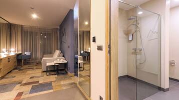 Junior Suite Premium | Premium bedding, desk, laptop workspace, blackout drapes