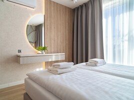 Apartamento familiar, 2 habitaciones, vistas a la colina, en edificio anexo | Ropa de cama de alta calidad y escritorio