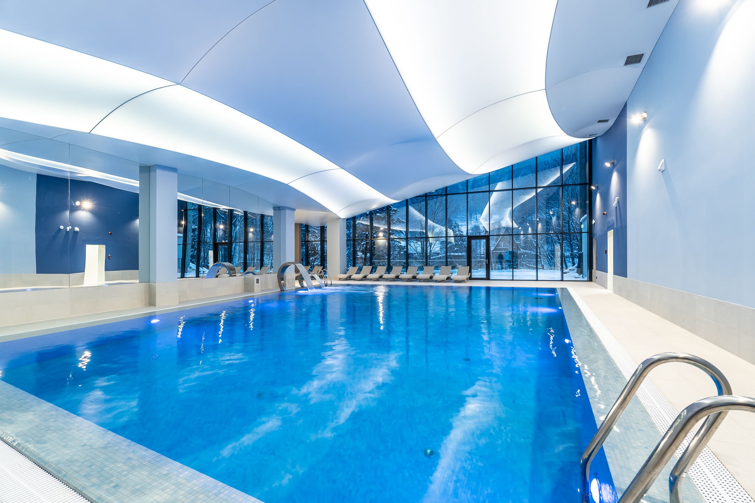 Una piscina cubierta (de 09:00 a 21:00), tumbonas