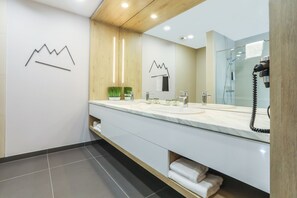 Banheiro | Chuveiro, secador de cabelo, toalhas de banho, sabonete