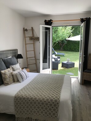 Double Room (1) | Minibar, individually decorated, desk, laptop workspace - La Maison des Eaux Claires (Puymoyen)