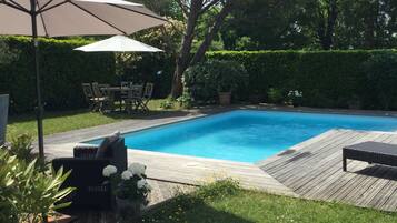 Piscine extérieure, chaises longues