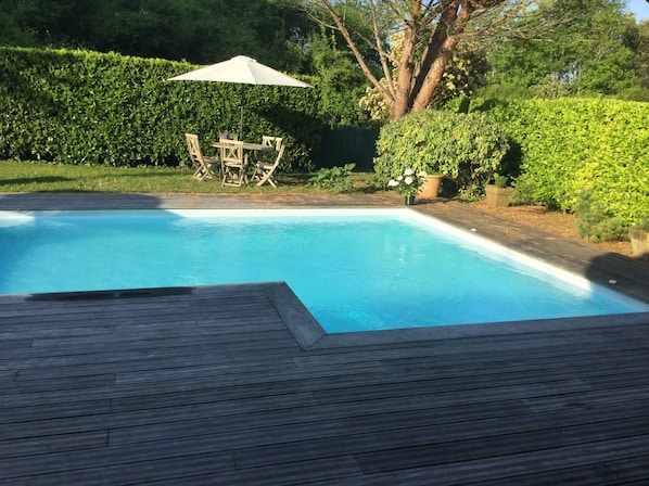 Outdoor pool, pool loungers