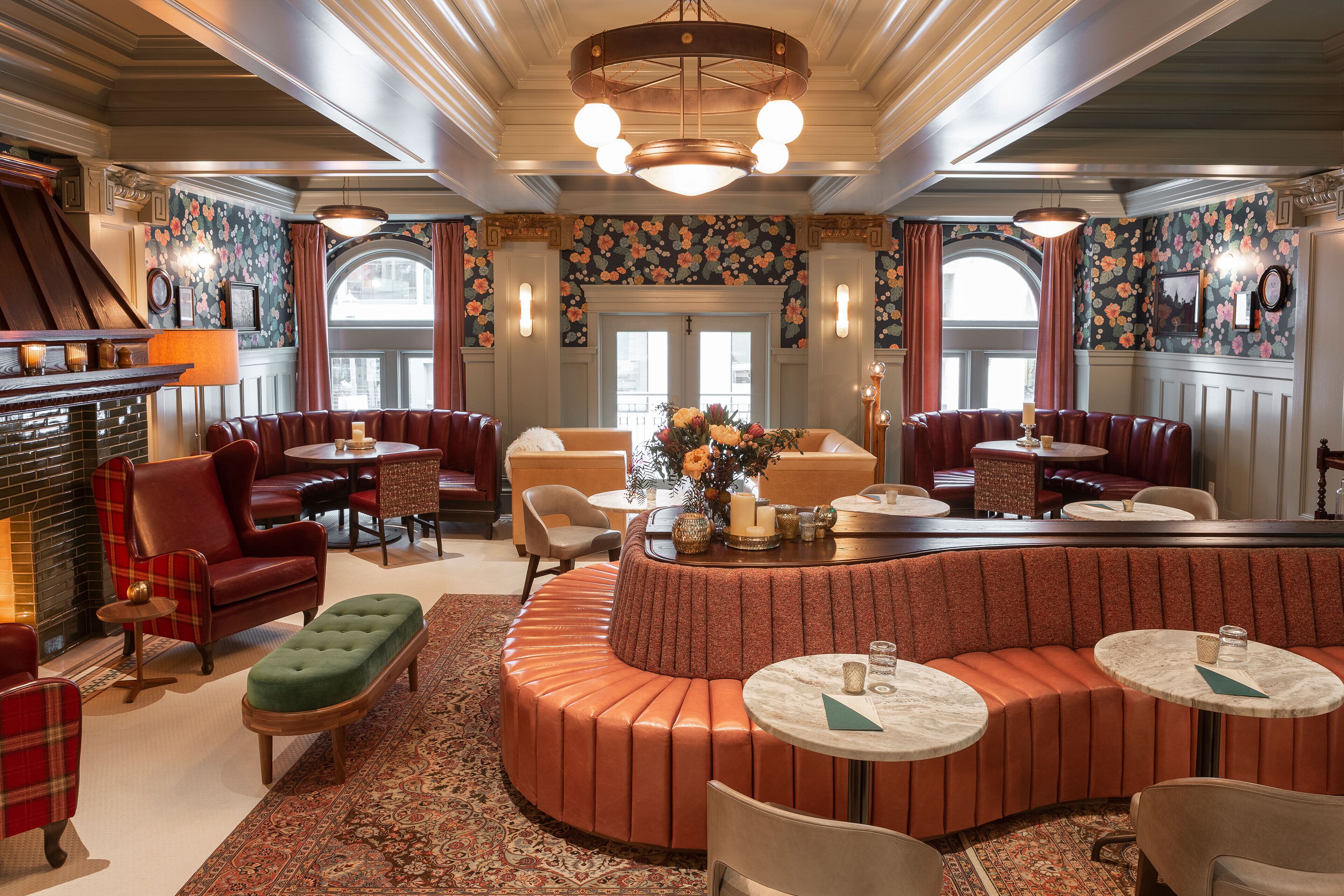 2 bars/lounges, cocktail bar