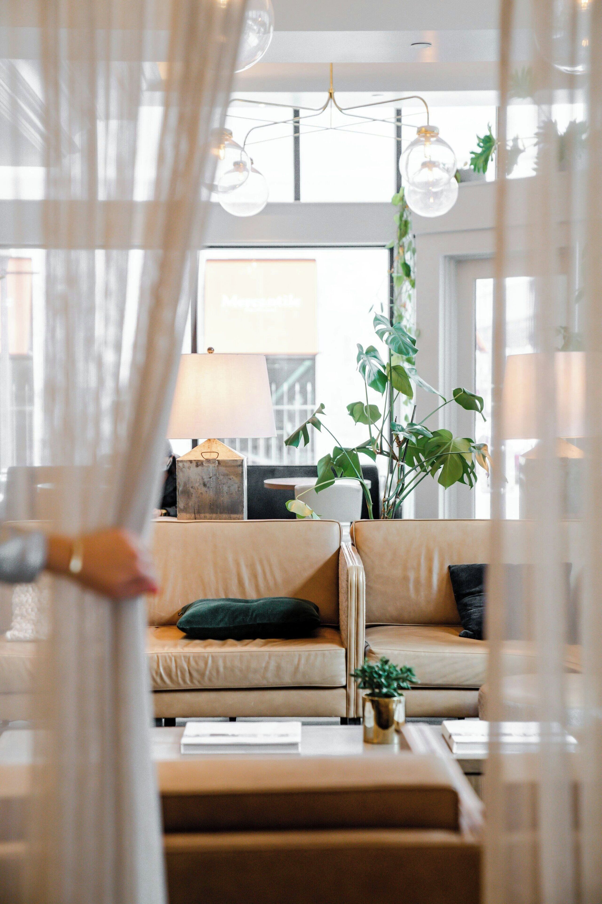 2 bars/lounges, cocktail bar