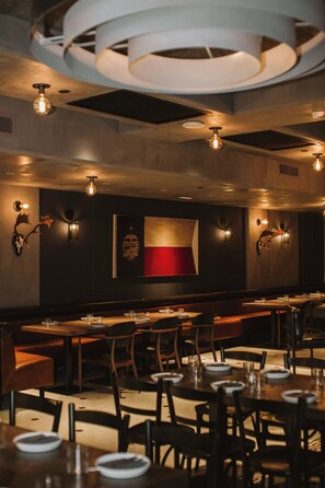 Lunch and dinner served, American cuisine - Woodlark Hotel Portland, a Tribute Portfolio Hotel (Portland)