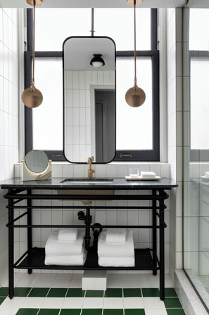 Shower, designer toiletries, hair dryer, bathrobes - Woodlark Hotel Portland, a Tribute Portfolio Hotel (Portland)
