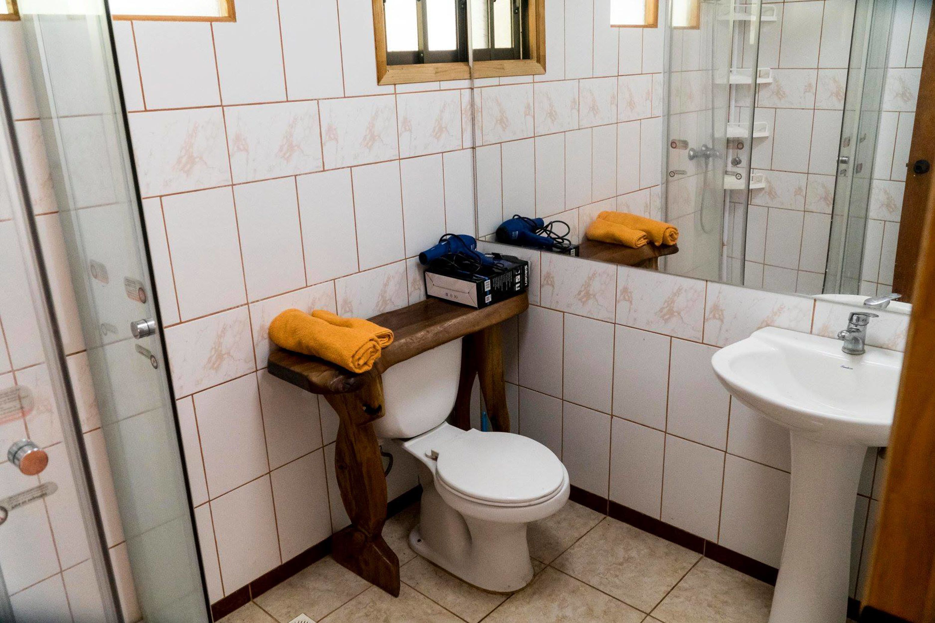 Shower, rainfall showerhead, free toiletries