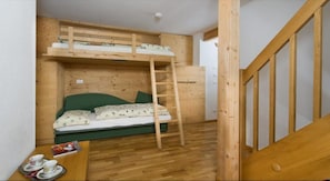 Suite, vistas a la montaña | Caja fuerte, escritorio, cunas gratuitas y wifi gratis