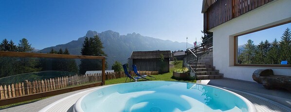 Outdoor spa tub - Hotel Gran Mugon (San Giovanni di Fassa)