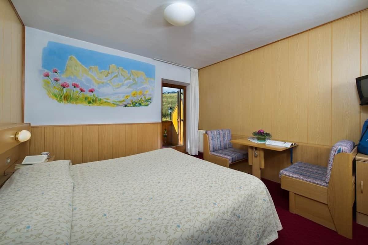 Camera Standard con letto matrimoniale o 2 letti singoli, 1 letto queen | Una cassaforte in camera, una scrivania