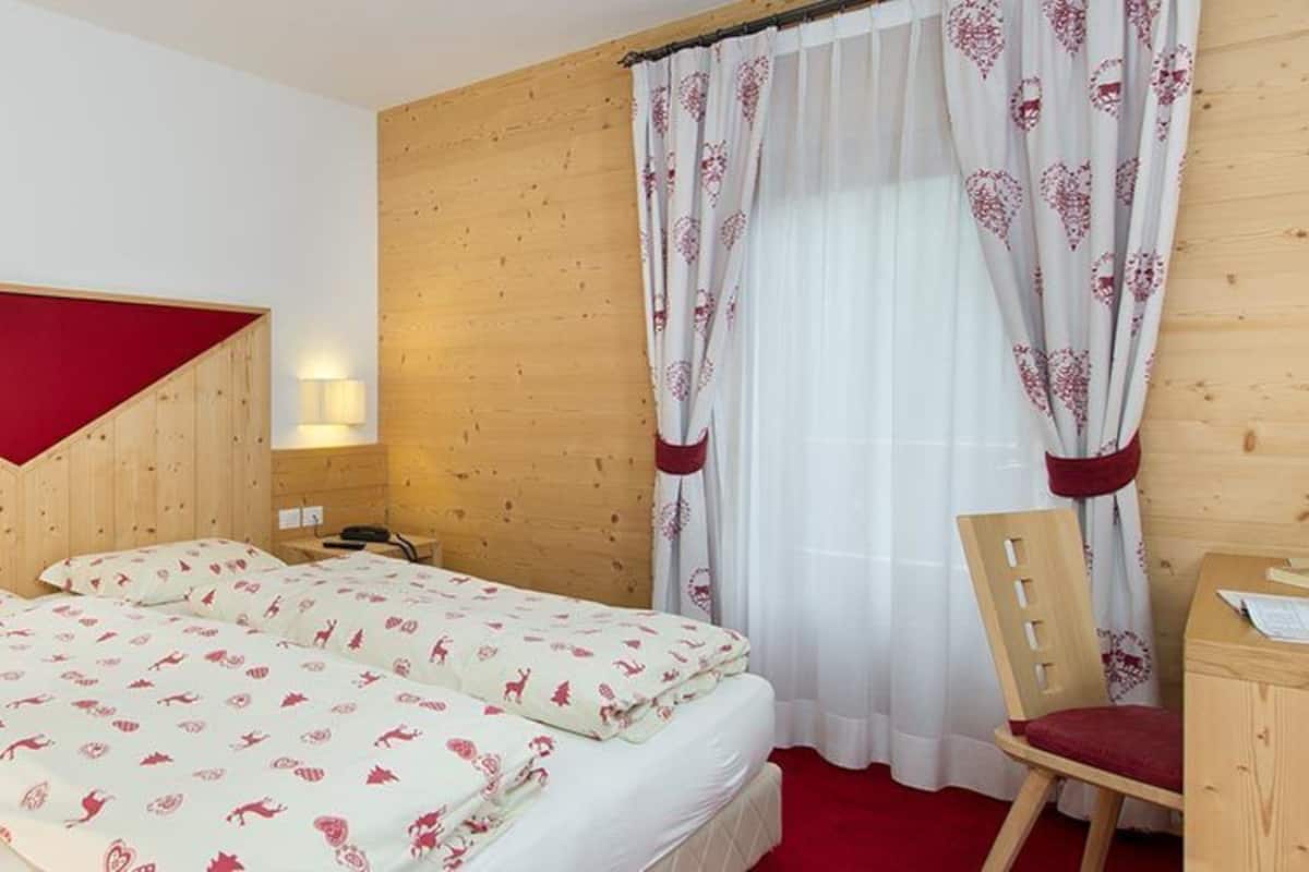 Suite Junior, vista montagna | Una cassaforte in camera, una scrivania