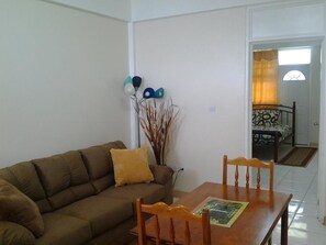 Living area - Fairwinds Apartments (Portsmouth)