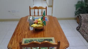 Apartment, 1 Double Bed, Non Smoking | In-room dining
