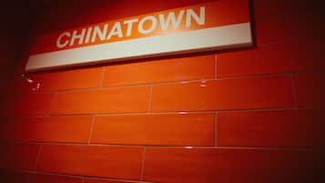 Een bord met de tekst 'CHINATOWN' op een rode betegelde muur.