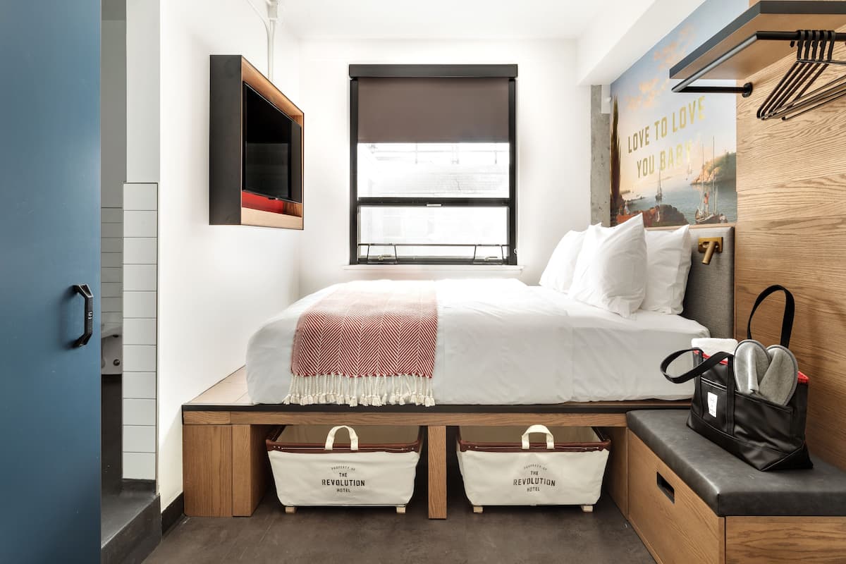 Standardzimmer, 1 Queen-Bett (Bath in Room) | Hochwertige Bettwaren, Daunenbettdecken, Pillowtop-Betten, Zimmersafe