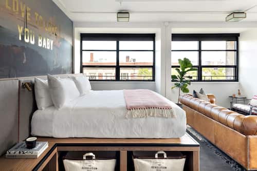 Suíte, 1 cama King, banheiro privativo | Roupas de cama premium, edredons de pluma, camas com colchões pillow-top