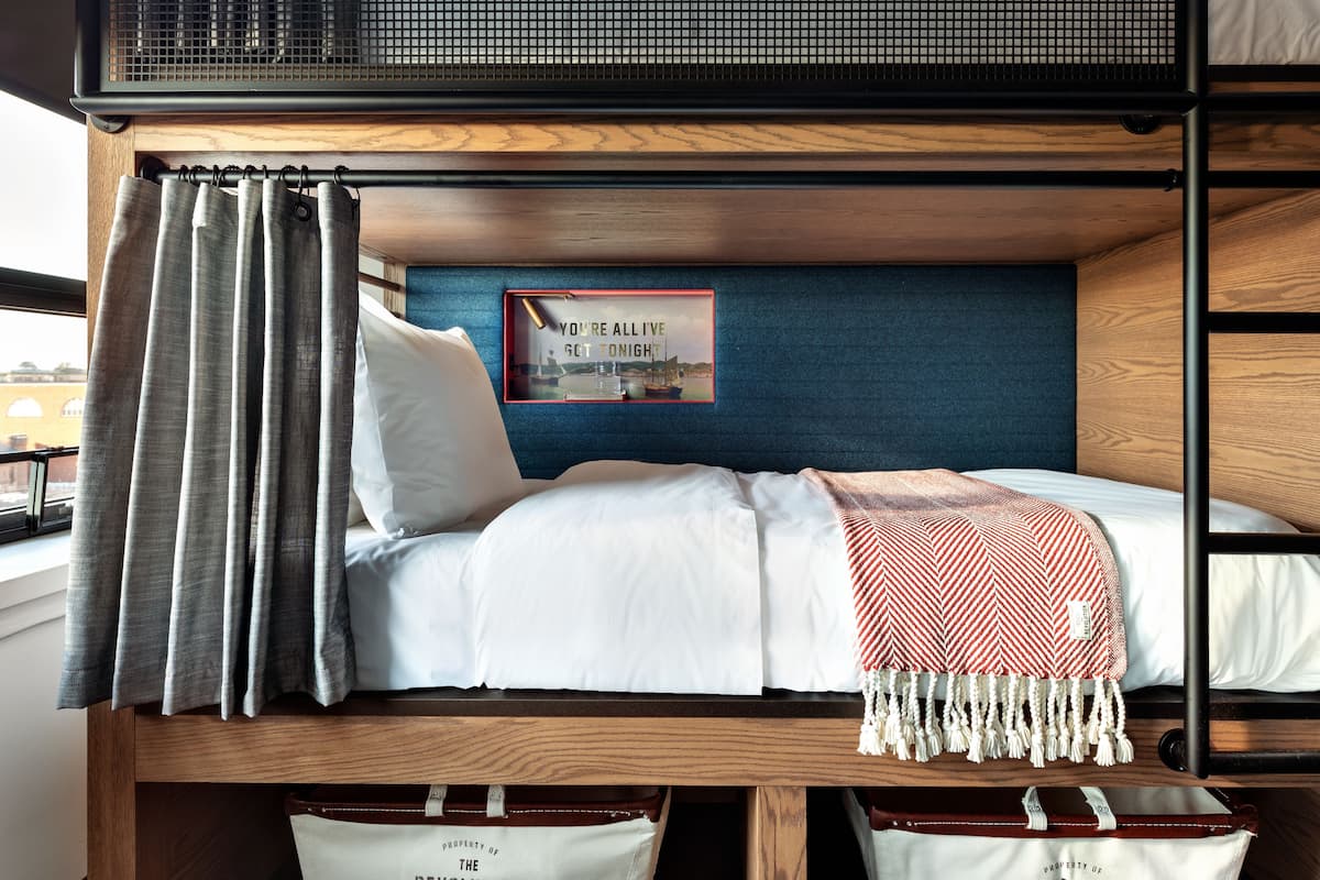 Standardzimmer, Mehrere Betten (Bath down the hall) | Hochwertige Bettwaren, Daunenbettdecken, Pillowtop-Betten, Zimmersafe