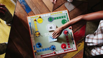 Um jogo de tabuleiro sobre uma mesa de madeira.