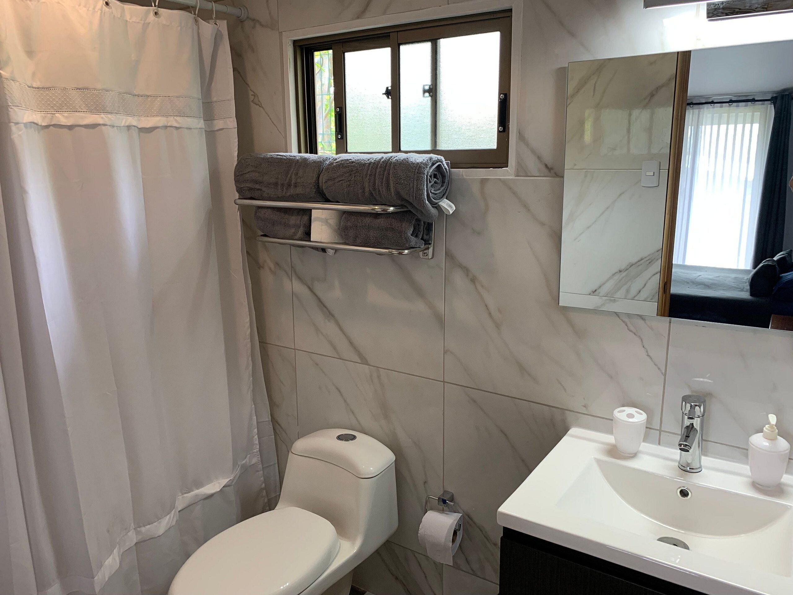 Cabana | Banheiro | Chuveiro, chuveiro com efeito de chuva, produtos de toalete grátis 