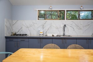 Cabin | Private kitchen | Full-sized fridge, stovetop, electric kettle, cookware/dishes/utensils - Cabañas Raupa (Hanga Roa)