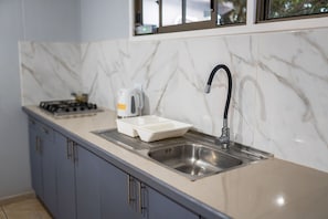 Cabin | Private kitchen | Full-sized fridge, stovetop, electric kettle, cookware/dishes/utensils - Cabañas Raupa (Hanga Roa)