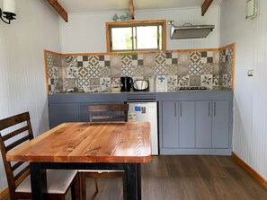 Hytte | Eget kjøkken | Kjøleskap, kokeplater, vannkoker og kjøkkenutstyr