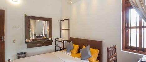Deluxe-Doppelzimmer, 1 Queen-Bett, eigenes Bad, Gartenblick | Italienische BettbezĂŒge von Frette, hochwertige Bettwaren