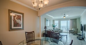 คอนโด, หลายเตียง, สระว่ายน้ำส่วนตัว, วิวชายหาด | ห้องนั่งเล่น | ทีวี, เครื่องเล่นดีวีดี