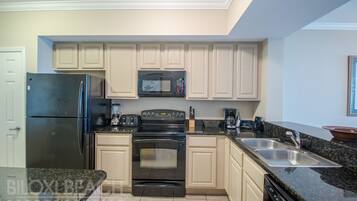 Kondominium, Beberapa Tempat Tidur, kolam renang pribadi, pemandangan pantai | Dapur pribadi | Lemari es, microwave, oven, dan kompor