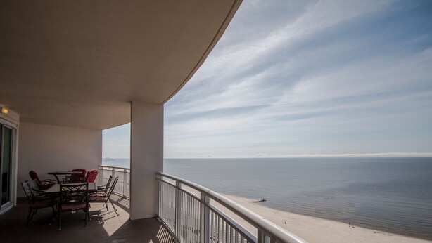 Leilighet, flere senger, privat basseng, strandutsikt | Balkong