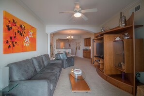 Apartment, 2 Schlafzimmer, Whirlpool | Wohnzimmer | Fernseher, DVD-Player