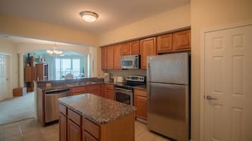 Kondominium, 2 kamar tidur, hot tub | Dapur pribadi | Lemari es, microwave, oven, dan mesin pembuat kopi/teh