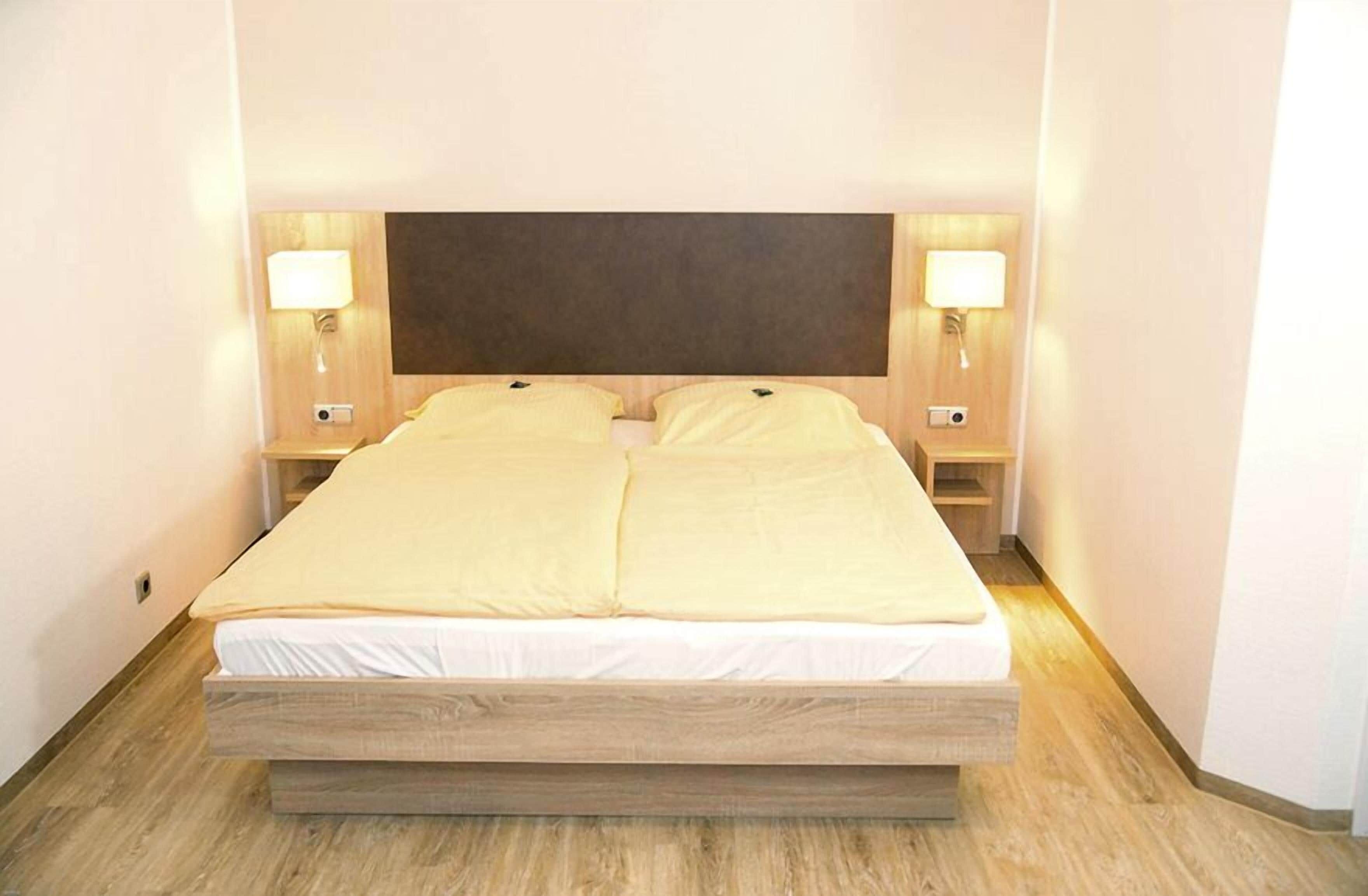 Hypo-allergenic bedding, in-room safe, desk, blackout curtains