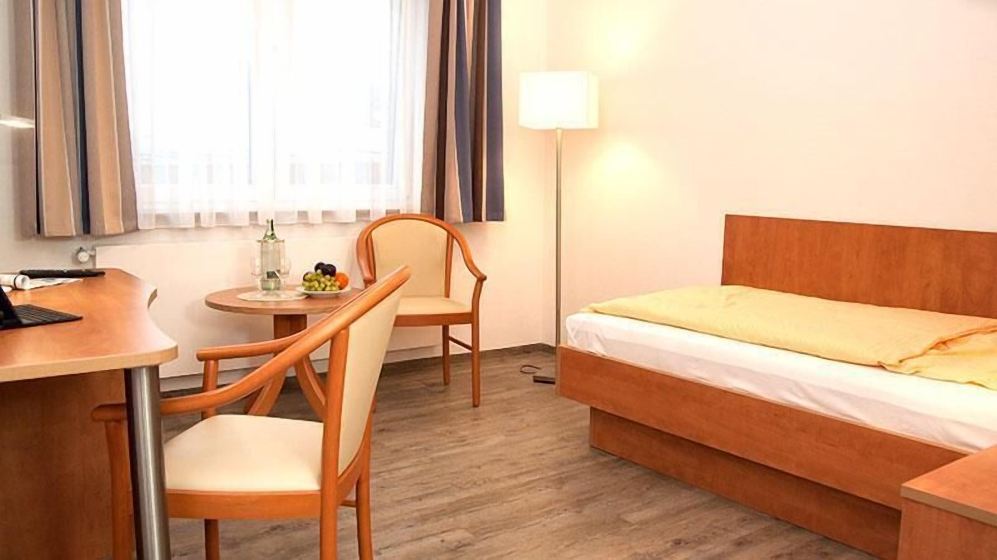 Hypo-allergenic bedding, in-room safe, desk, blackout curtains