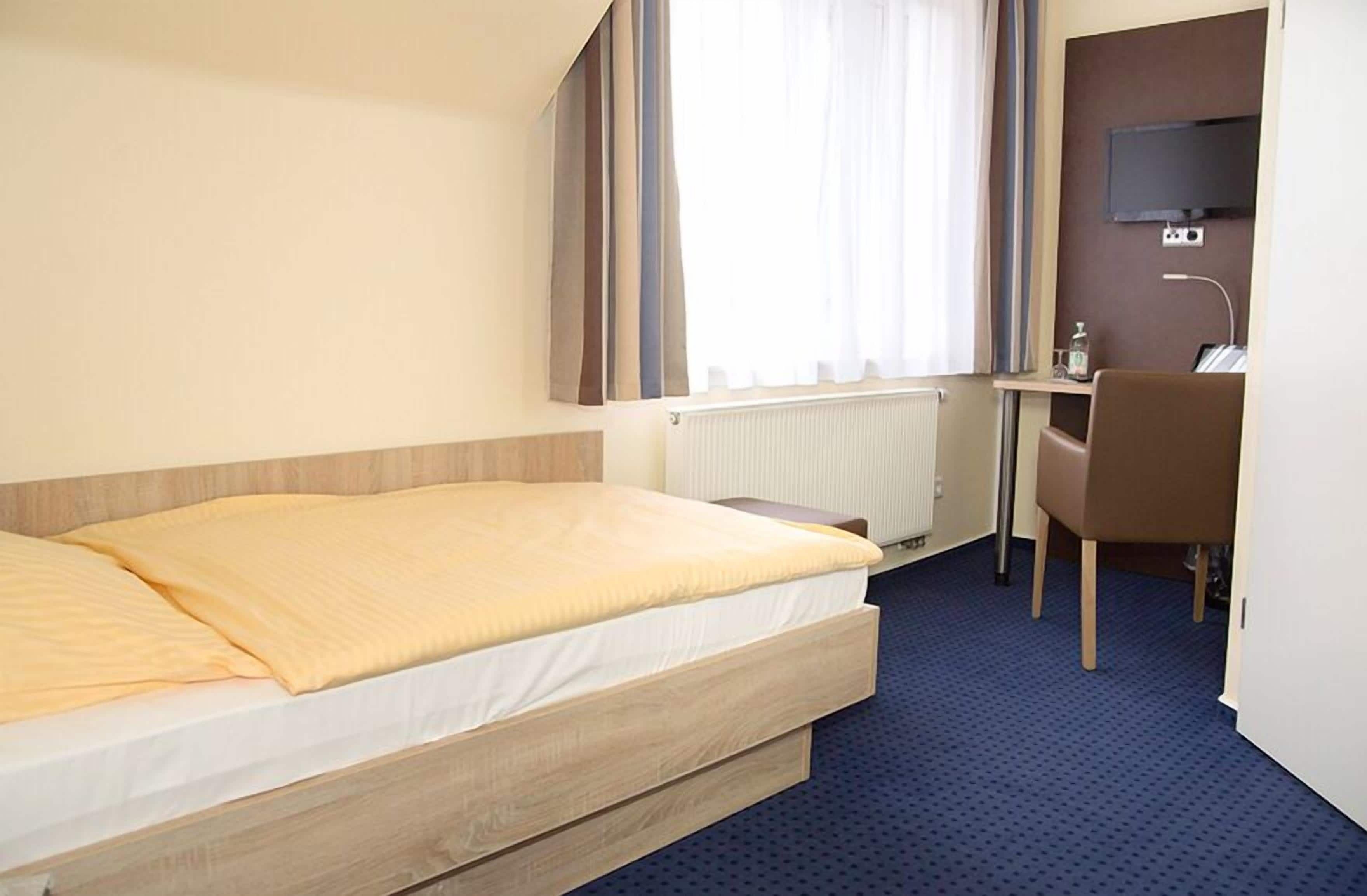 Hypo-allergenic bedding, in-room safe, desk, blackout curtains