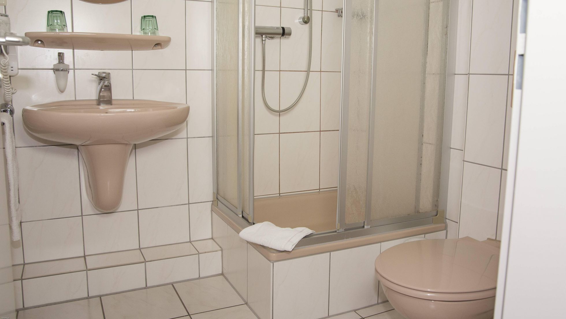 Ein Badezimmer mit Waschbecken, Toilette und Dusche.