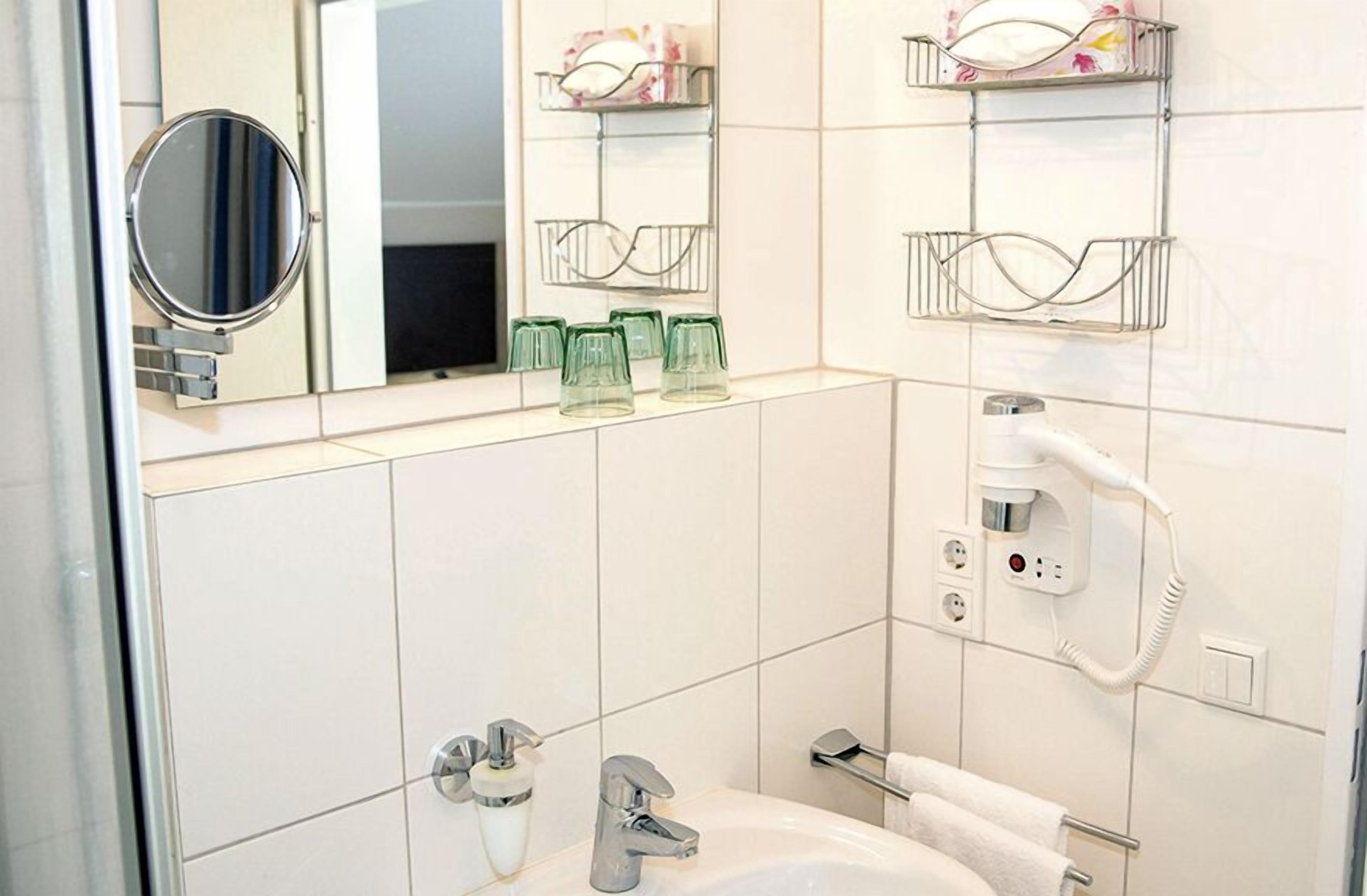 Grand Double Room, 1 Double Bed, Non Smoking | Bathroom | Shower, free toiletries, hair dryer, towels