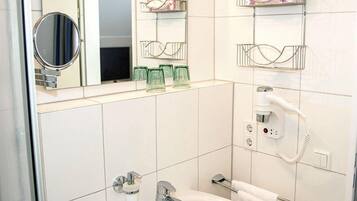 Kamar Double Grand, 1 Tempat Tidur Double, Bebas Asap Rokok | Kamar mandi | Shower, perlengkapan mandi gratis, pengering rambut, dan handuk