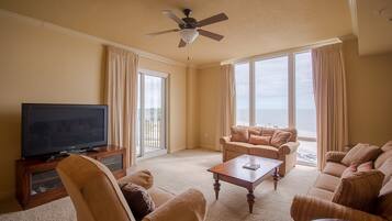 Condo, 2 Bedrooms, Hot Tub | Ruang tamu | TV, pemain DVD