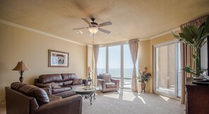 Huoneisto, 3 makuuhuonetta, poreamme | Oleskelualue | Televisio, DVD-soitin