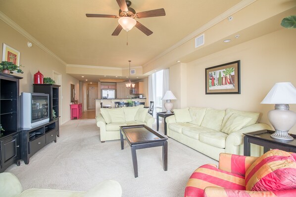 公寓式客房, 2 间卧室, 热水浴缸 | 起居区 | 电视、DVD 播放器