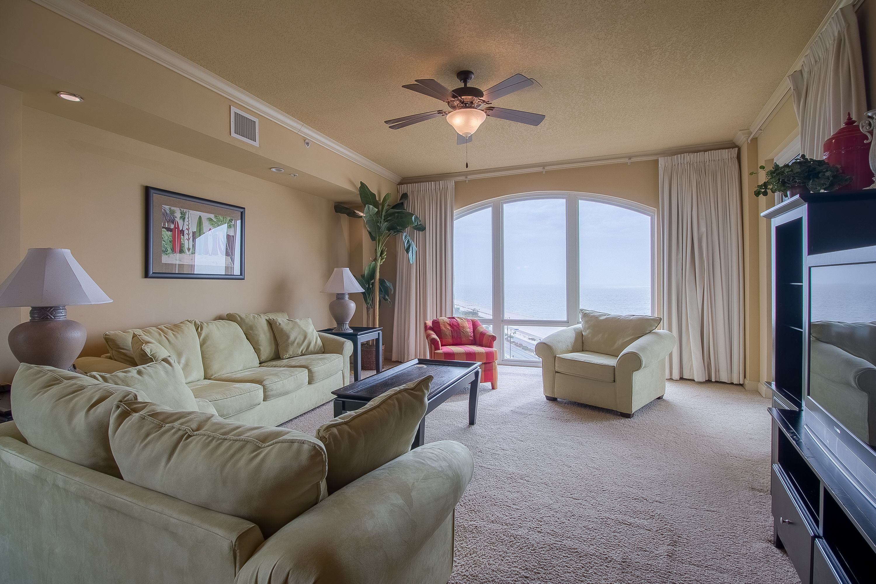 Condo, 2 phòng ngủ, bồn tắm nước nóng | Khu phòng khách | TV, đầu đĩa DVD 